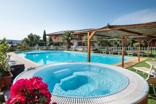 vasca-idromassaggio-piscina-9e58c690