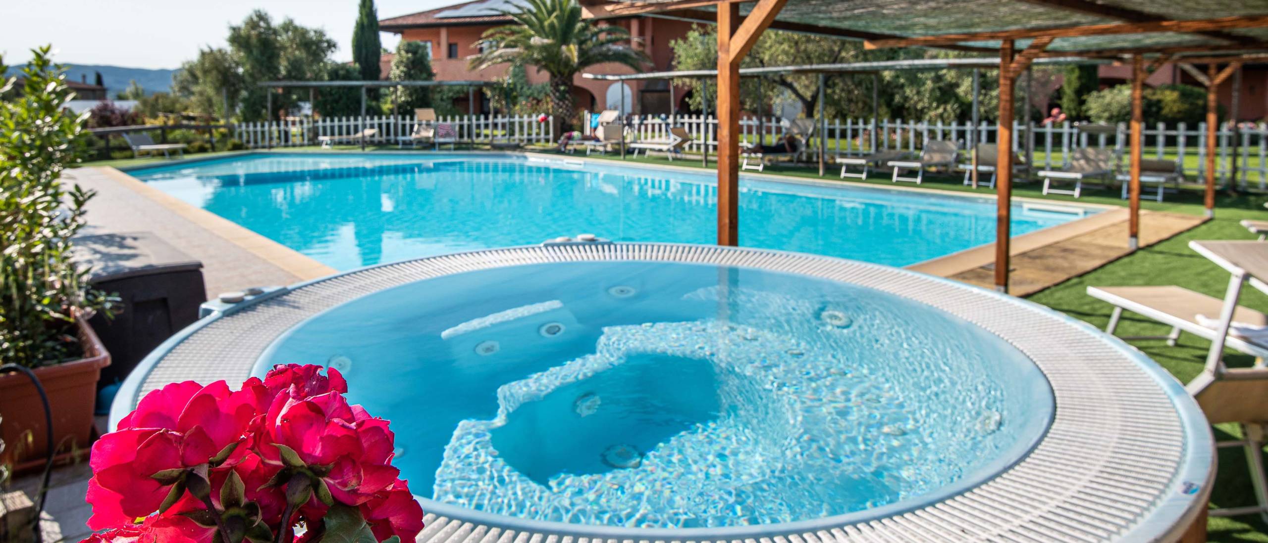 una-piscina-in-toscana-in-agriturismo-con-idromassaggio